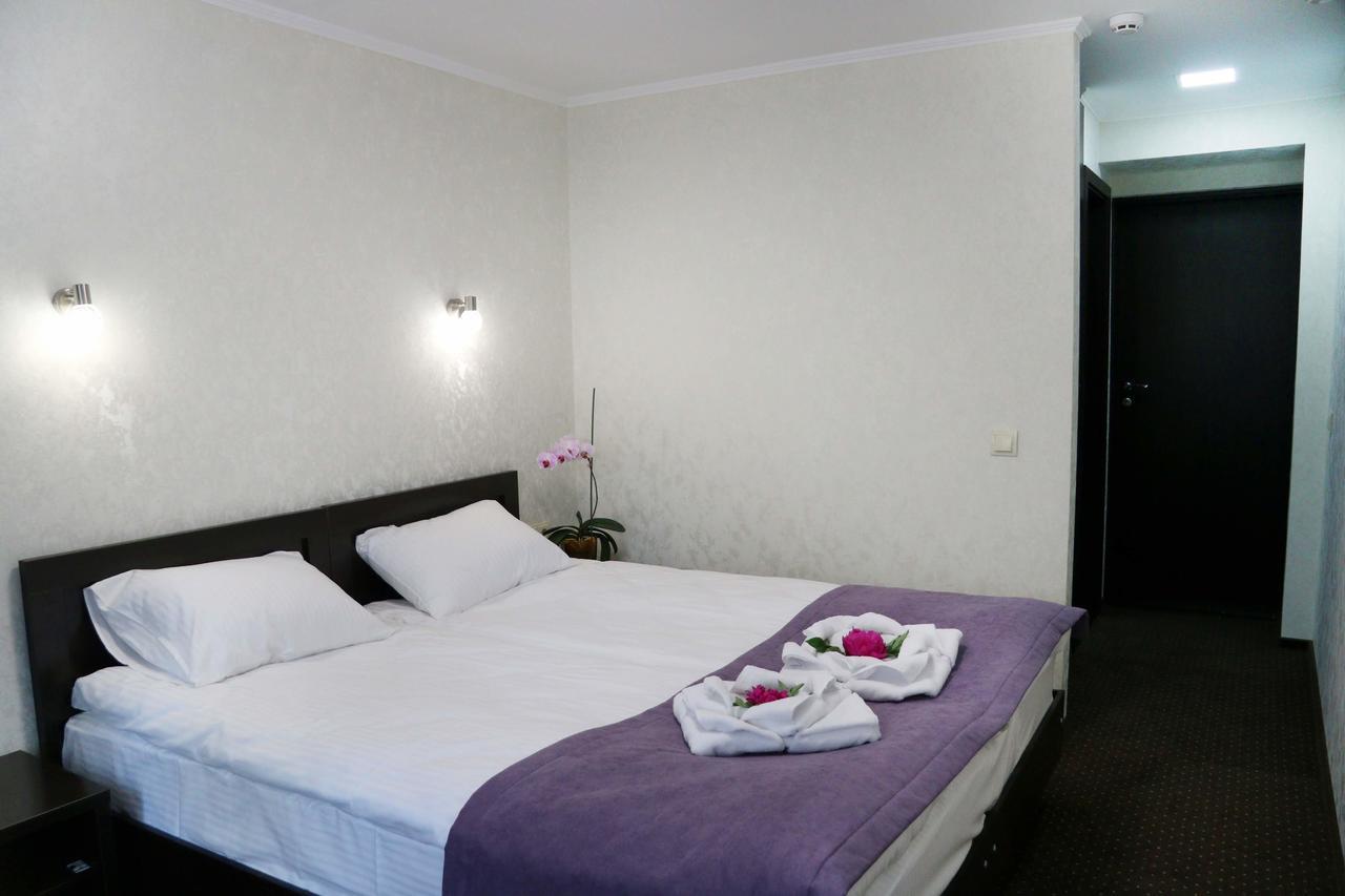 Hotel Tourist Rivne Eksteriør billede