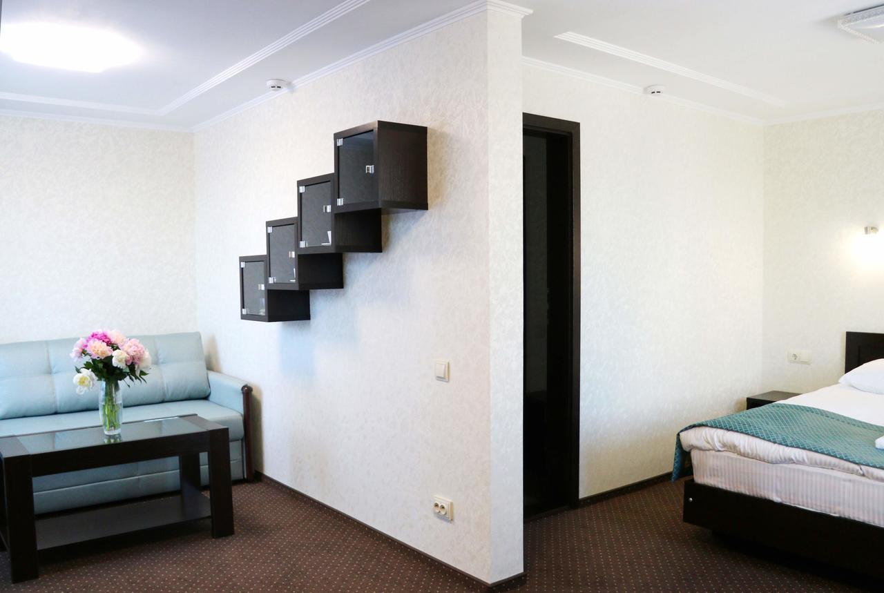 Hotel Tourist Rivne Eksteriør billede